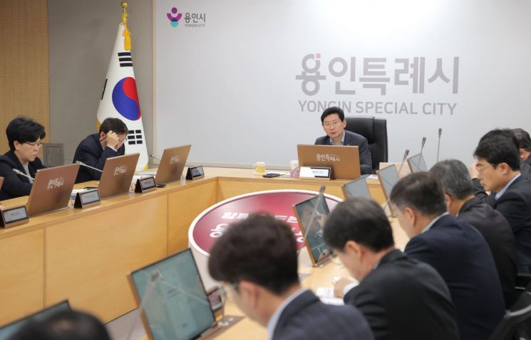 이상일 용인특례시장이 지난 6일 시청 영상회의실에서 열린 간부공무원 회의에서 중동전쟁 장기화에 따른 위기 극복 방안을 논의하고 있다. 용인시 제공