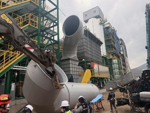 庆尚北道庆州市一处废弃物焚烧炉管道施工现场发生事故，3名工人坠落受伤。庆尚北道消防本部提供