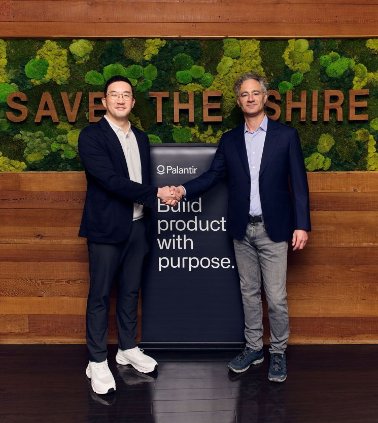 구광모 (주)LG 대표(왼쪽)가 현지시간 2일 미국 실리콘밸리에서 팔란티어의 알렉스 카프 창업자와 기념사진을 촬영하고 있다. (주)LG