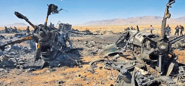 구조 작전 투입 뒤 파괴된 미군 항공기 잔해 지난 5일(현지시간) 이란 중부 이스파한주에서 파견된 미국 MC-130J 수송기(왼쪽)와 MH-6 헬리콥터 잔해. 이들 항공기는 이란 미사일에 의해 격추됐다가 실종된 미군 F-15E 전투기 탑승자 구조 작전 과정에 투입됐다. 이란은 이를 모두 격추했다고 주장했으나 미국은 기술 유출을 막기 위해 자체 폭파했다고 밝혔다. 로이터연합뉴스