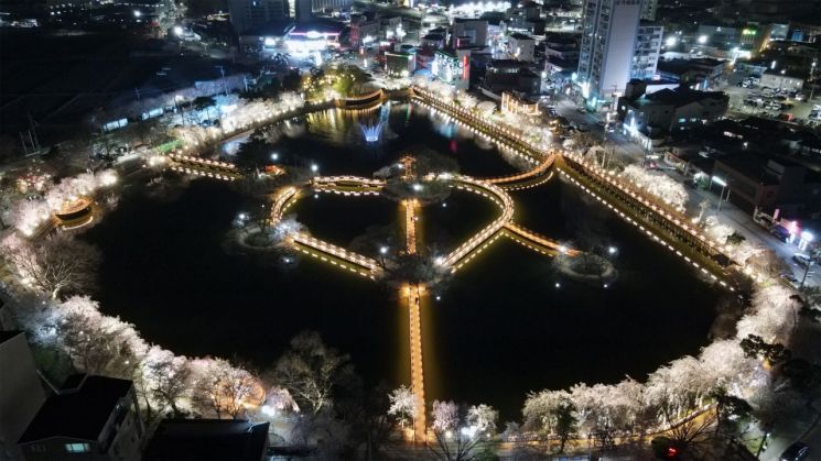 昌宁灵山莲池湖华丽变身智慧公园 在垂枝樱花下怀抱夜景