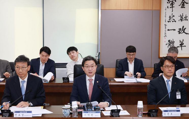 이억원 금융위원장이 7일 정부서울청사에서 개최한 '중동상황 피해업종 산업-금융권 간담회'에서 모두발언을 하고 있다.