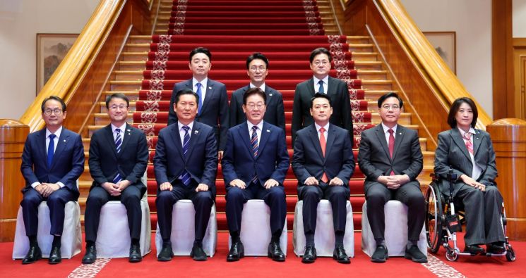 이재명 대통령이 7일 청와대에서 여야정 민생경제 협의체 회담에 앞서 참석자들과 기념촬영하고 있다. 연합뉴스