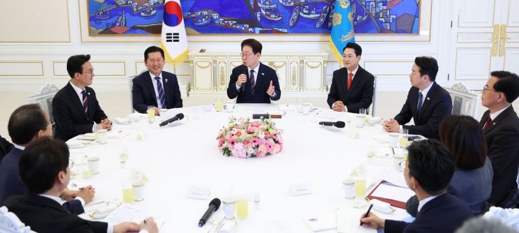 이재명 대통령이 7일 청와대에서 열린 여야정 민생경제 협의체 회담에서 발언하고 있다. 연합뉴스