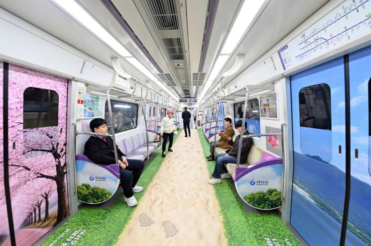 河南市（市长 Lee Hyeonjae）在樱花盛开季推出“河南风景列车”，将地铁5号线列车内部装点为满是河南美丽名胜。河南市提供