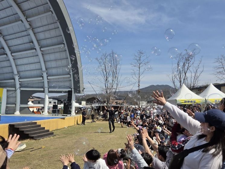 이천시(시장 김경희)가 지난 4일부터 5일까지 이천도자예술마을 예스파크 일원에서 '제12회 이천체험문화축제'를 개최하고 있다. 이천시 제공