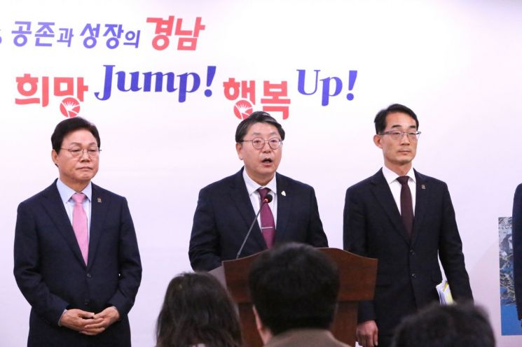 홍태용 경남 김해시장이 화목동 국제 비즈니스 도시 조성 관련 브리핑을 하고 있다. 이세령 기자