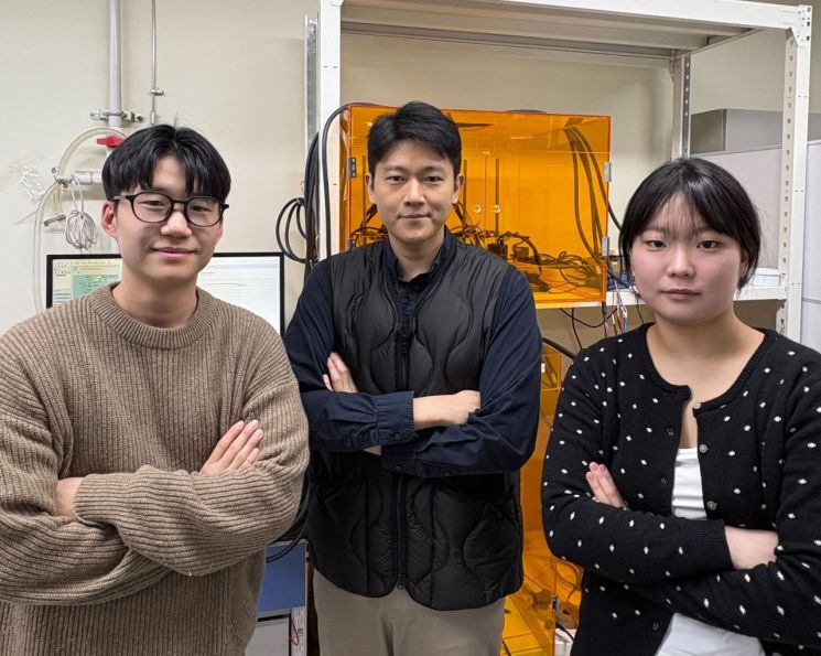 연구팀 사진. 왼쪽부터 김현서 석사과정(제2저자), 김현우 교수(교신저자), 최아현 박사과정(제1저자). 한국연구재단 제공