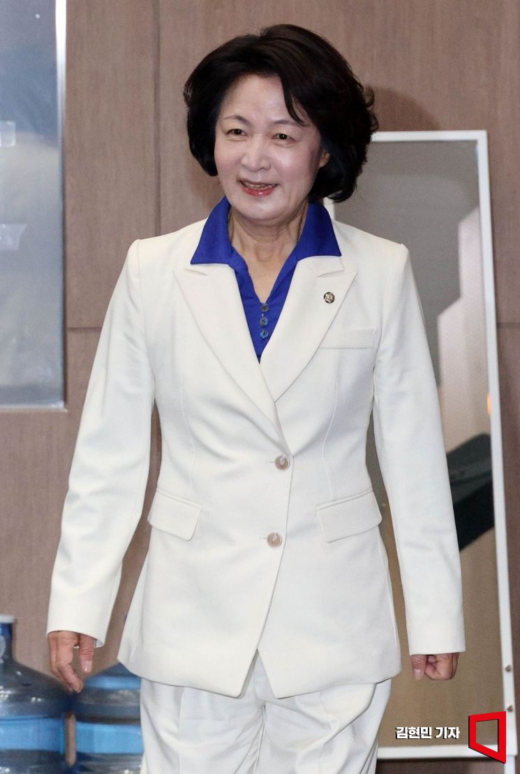 추미애 더불어민주당 경기도지사 후보가 8일 국회 소통관에서 기자회견을 하기 위해 들어서고 있다. 김현민 기자