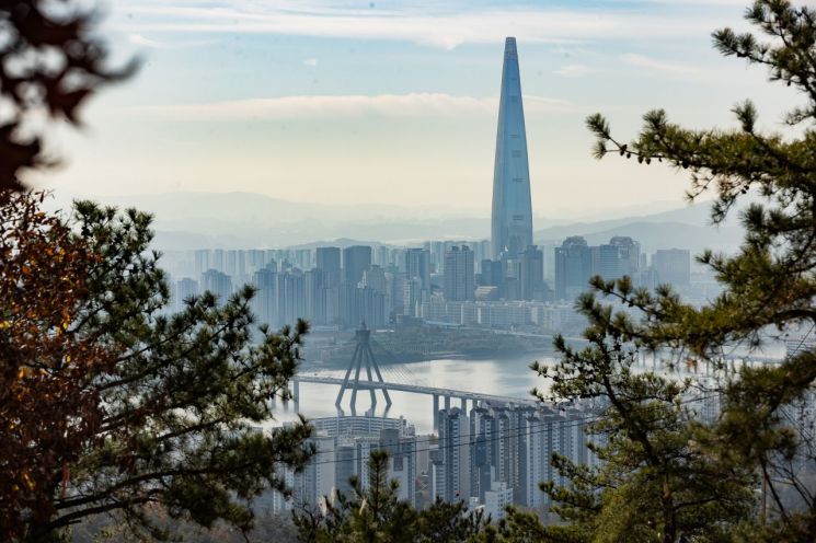 아차산에서 내려다본 서울시내 전경. 광진구 제공.
