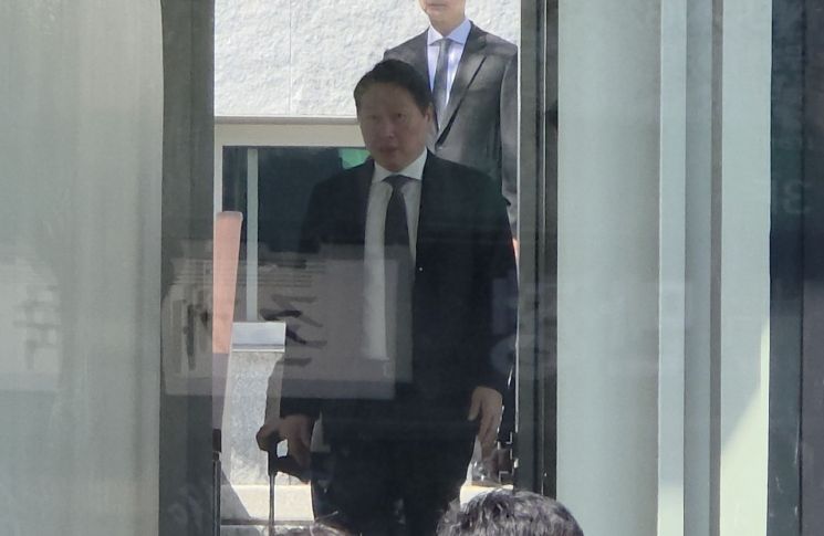 SK Group Chairman Chey Tae-won was seen at Seonhyewon on the 8th, where an event was held to honor the late founding Chairman Chey Jong-gun and the late previous Chairman Chey Jong-hyun. Photo by Joint Press Corps