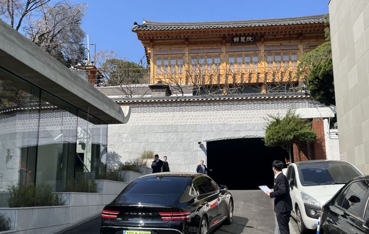 On the morning of the 8th, a vehicle carrying attendees of the 'Memorial Day' event held at Seonhyewon in Jongno-gu, Seoul, is entering the parking lot. Photo by Bokyung Jang