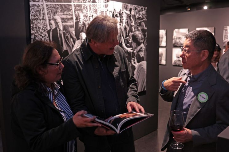 사진가 양종훈이 오스트리아 비엔나 툴립 아트 갤러리에서 프란치스코 교황의 선종 1주년을 기리는 헌정 전시를 개최했다. 사진전에서 관람객들과 대화를 나누는 양종훈 사진가.