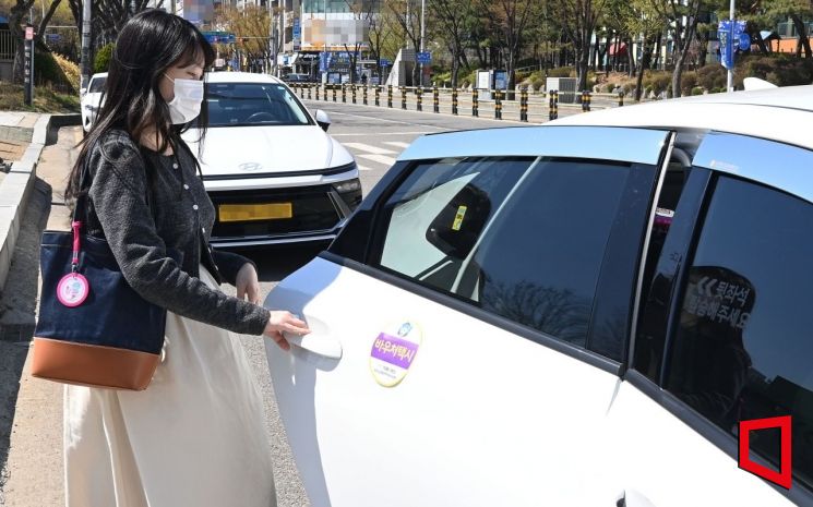 임산부가 '맘편한 택시'에 탑승하고 있다. 부천시 제공