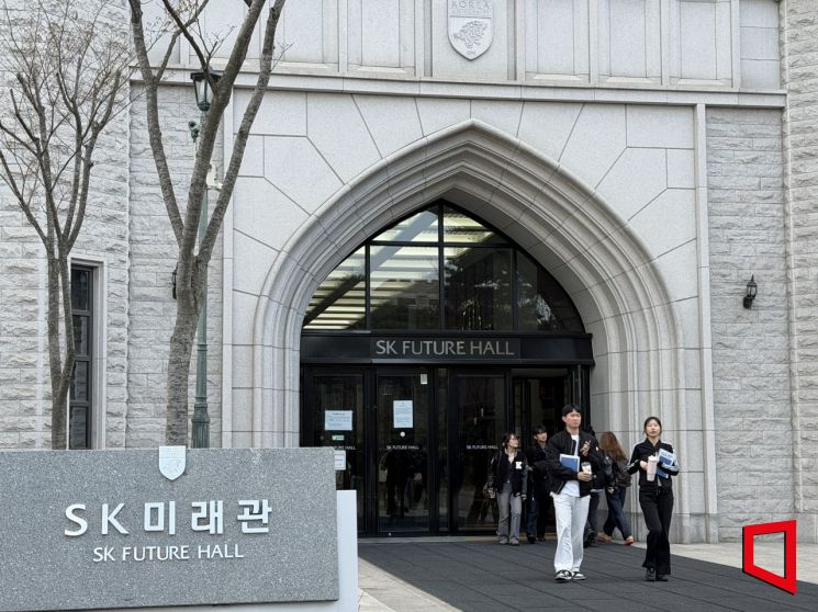 서울 성북구 고려대학교 SK미래관 앞에 과 점퍼를 입은 학생들이 지나가고 있다. 박호수 기자