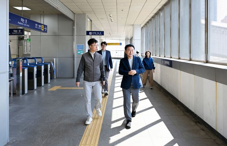 8日，Uijeongbu市市长 Kim Donggeun 在 Uijeongbu站 一带对首都圈广域快铁（GTX）-C Uijeongbu站 项目预定地进行现场检查。Uijeongbu市提供