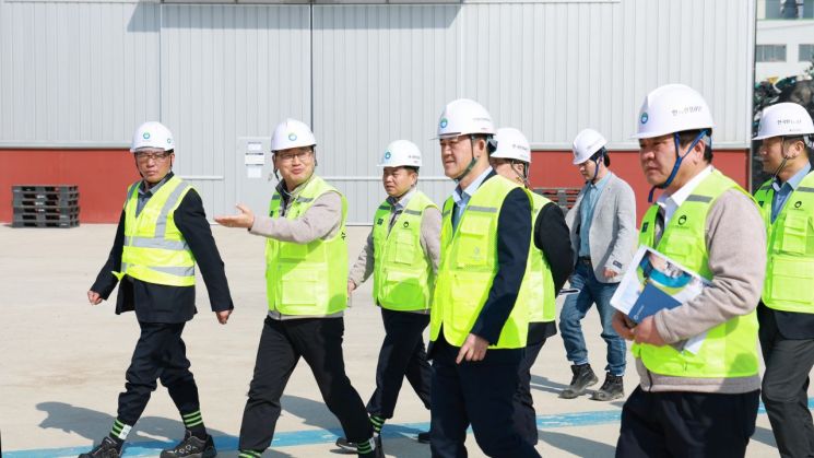 임상준 한국환경공단 이사장이 안전 최우선 일터 조성을 위해 안성 폐비닐재활용시설을 방문해 현장 안전경영을 펼치고 있다. 환경공단