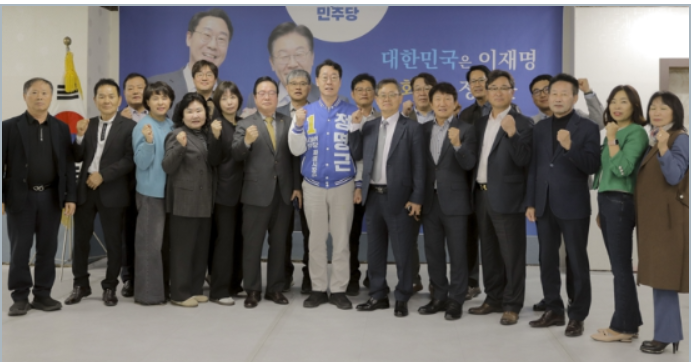 화성시기업인연합회(회장 이경섭) 회원 20여 명이 8일 더불어민주당 정명근 화성시장 예비후보 선거사무소를 방문, 기업하기 좋은 화성시 만들기에 앞장서고 있는 정명근 후보 지지를 선언하고 있다. 정명근 예비후보 제공