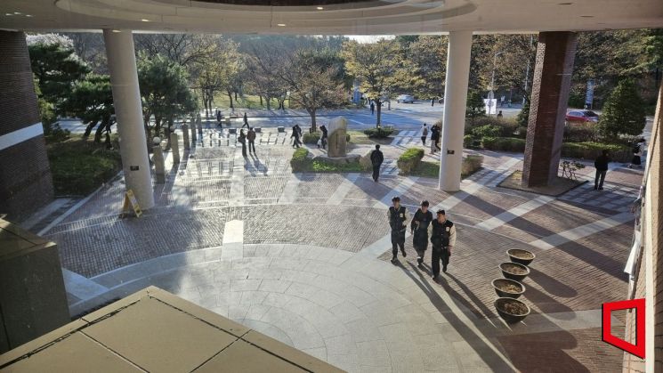 서울 관악구 서울대학교 내 SK경영관 안에서 바라본 캠퍼스 외부 전경. 과잠(대학점퍼)을 입은 학생들이 건물 안으로 들어서고 있다. 박재현 기자