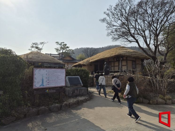 지난달 26일 오후 전남 강진군 강진읍에 위치한 사의재에 단체 관람객들이 줄지어 들어서고 있다. 민현기 기자