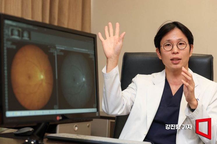 배형원 세브란스병원 안과 교수가 아시아경제와의 인터뷰에서 녹내장의 원인과 진단, 치료법에 대해 설명하고 있다. 강진형 기자