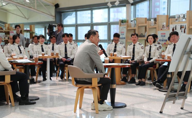 Jin Tae Kim, Governor of Gangwon Province, held a welfare policy communication meeting with about 40 on-site firefighters at the Dalbit Cafe in the provincial government building on the 8th. Provided by Gangwon Province