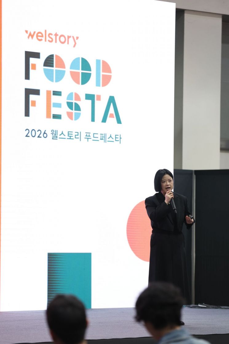 세계적인 미식 평가 가이드 '월드 50 베스트 레스토랑' 한국 의장인 최정윤 난로학원 의장이 8일 서울 양재 aT센터에서 진행한 삼성웰스토리의 B2B 식음박람회인 '2026 웰스토리 푸드페스타'에서 '한식과 미식의 경계'라는 주제로 강연하고 있다. 삼성웰스토리 제공