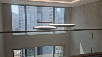 오티에르반포 전용면적 150㎡ 펜트하우스 2층에서 내려다본 모습. 2층 발코니를 통해 반포와 잠원동 조망을 누릴 수 있다. 이지은 기자