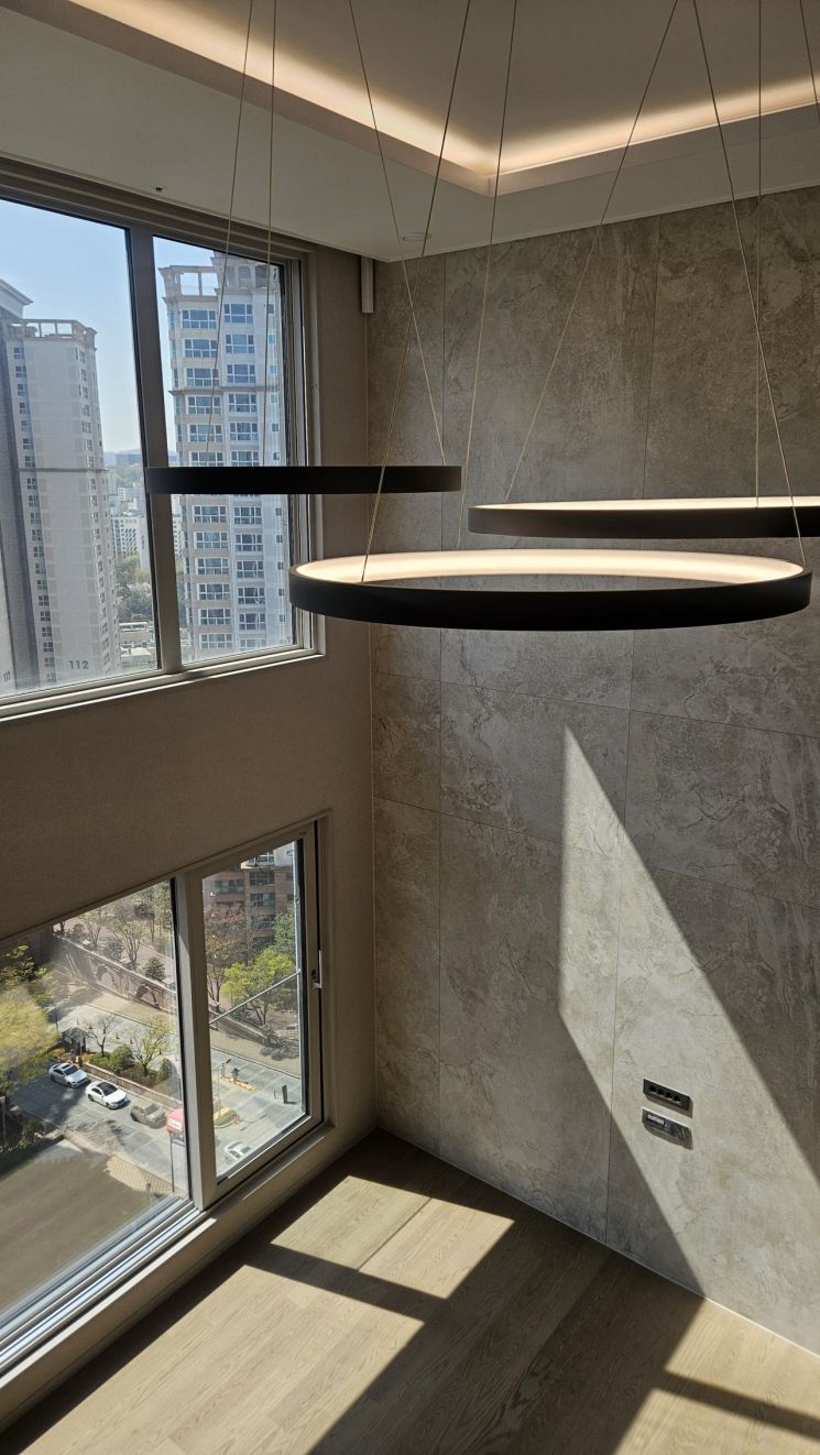 오티에르반포 전용면적 150㎡ 타입의 거실. 남향 통창을 통해 거실로 채광이 들어오고 있다. 이지은 기자