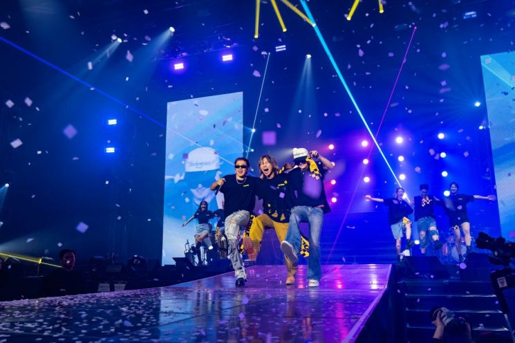 지난해 4월 대성 서울 콘서트 무대에서 뭉친 그룹 빅뱅 태양·대성·지드래곤. 알앤디컴퍼니