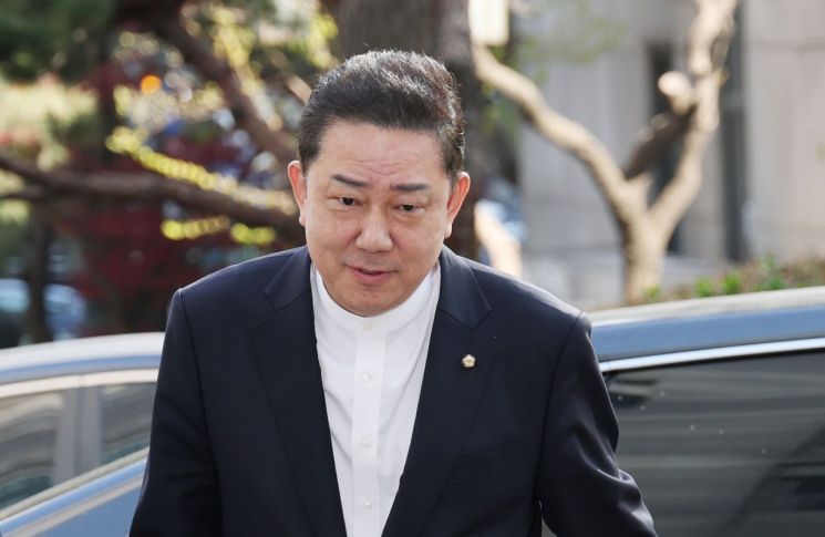 뇌물수수 의혹 등을 받는 김병기 무소속 의원이 8일 서울 마포구 서울경찰청 공공범죄수사대에 조사를 받기 위해 출석하고 있다. 연합뉴스