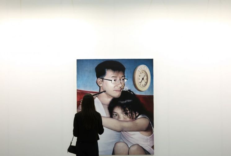 8일 서울 강남구 코엑스에서 열린 화랑미술제를 찾은 관람객이 미술 작품을 감상하고 있다. 연합뉴스