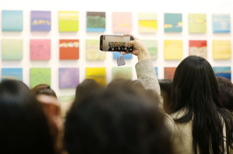 8일 서울 강남구 코엑스에서 열린 화랑미술제를 찾은 관람객들이 미술 작품을 감상하고 있다. 연합뉴스