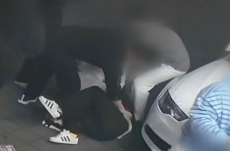 고(故) 김창민 감독이 집단 폭행 당하는 모습. JTBC 캡처