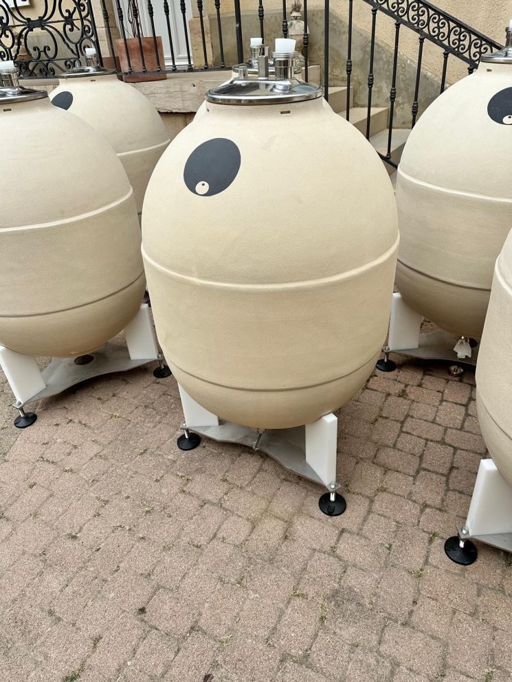 호프만 자이에에서 와인을 숙성할 때 사용하는 세라믹 오크통. 호프만 자이에 제공.