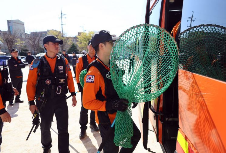늑대 생포를 위해 소방 대원들이 포획망을 들고 출동하는 모습. 연합뉴스