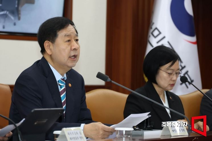 구윤철 경제부총리 겸 재정경제부 장관이 9일 서울 종로구 정부서울청사에서 열린 민생물가 특별관리 관계장관 TF에 참석해 중동전쟁 관련 품목별 가격동향 점검 및 통신요금제 개편방향 등에 대해 발언하고 있다. 2026.4.9 조용준 기자