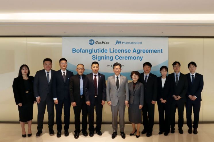 이경하 JW 회장과 웨이천(Wei Chen) 간앤리 파마슈티컬스 회장, 양사 임직원들이 기념촬영을 하고 있다. JW중외제약