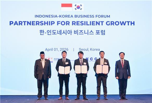 아이르랑가 하르타르토 인도네시아 경제조정부 장관(왼쪽부터), 서창훈 KIND 도시개발사업실장, 한승 대우건설 해외사업단장, 페르디난드 사델리 시나르마스 랜드 부사장, 여한구 산업통상부 통상교섭본부장이 지난 1일 서명식 후 기념사진을 찍고 있다. KIND 제공