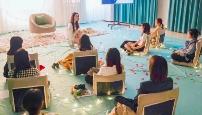 저우위안이 운영한 오프라인 강의 현장. 참가자들이 바닥에 앉아 눈빛·몸짓 등 ‘관계 기술’을 주제로 수업을 듣고 있다. SNS 캡처