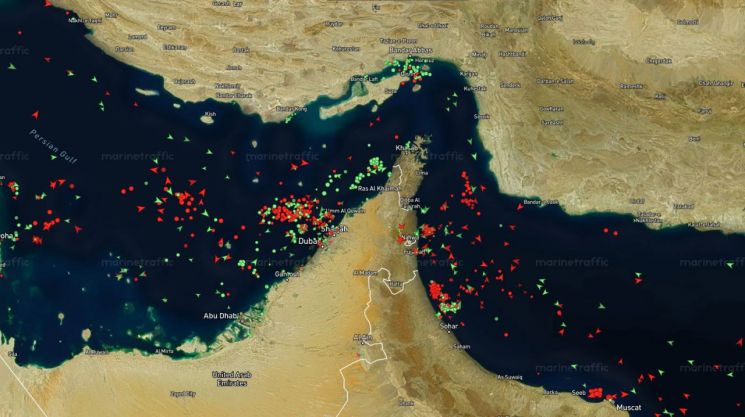 9일 오전(한국시간) 호르무즈 해협 일대. 여전히 수많은 유조선과 화물선들이 고립돼  있는 상황이다. 마린트래픽
