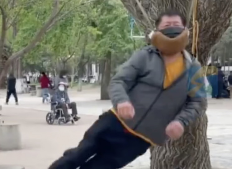 목 매달기 운동을 하고 있는 중국 남성의 모습. SCMP