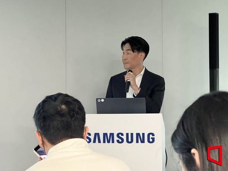 9일 열린 삼성전자 미디어브리핑에서 이일환 삼성전자 MX사업부 디자인팀장(부사장)이 '사람 중심 디자인'을 설명하고 있다. 이은서 기자.