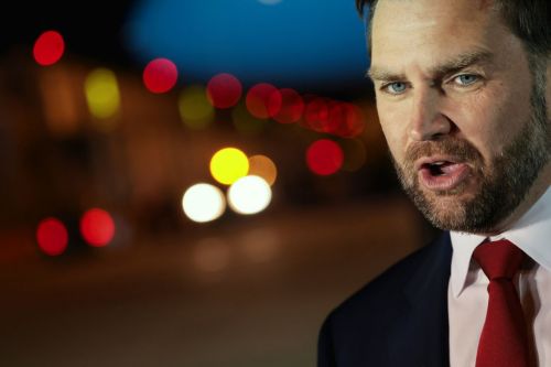 JD 밴스 미국 부통령이 8일(현지시간) '에어포스 투'에 탑승하기 전 발언하고 있다. AP연합뉴스