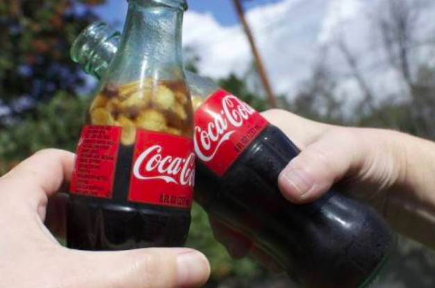 콜라에 볶은 땅콩을 넣은 모습. SNS 캡처