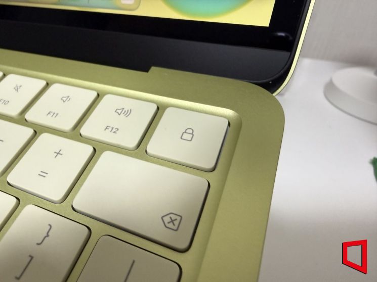 맥북 네오 256GB 저장공간 모델은 지문인식(터치ID)을 지원하지 않는다. 이명환 기자