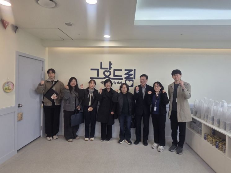 지자체 관계자들이 화성특례시 나래울 ‘그냥드림 온(溫) 라운지’를 방문해 기념촬영을 하고 있다. 화성시 제공