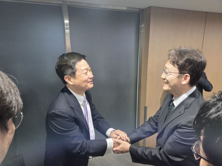 홍범식 LG유플러스 대표(왼쪽)와 박윤영 KT 대표는 9일 서울 강남구 한국과학기술회관에서 열린 간담회를 앞두고 대화를 나누고 있다. 공병선 기자