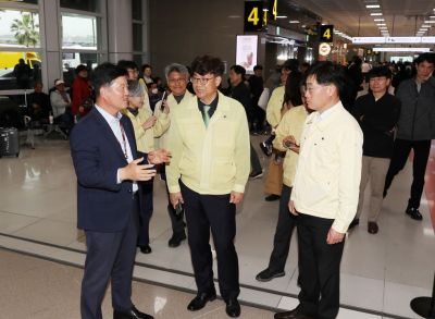 Park Cheonsu作为济州特别自治道知事职务代理人，9日下午1时30分紧急前往济州国际机场，亲自检查航班运行情况和旅客安全对策，并启动道级灾难安全对策本部一级紧急值班等，全方位开展安全管理工作。 济州特别自治道提供