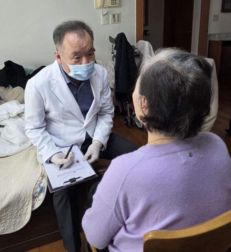용인특례시 수지구보건소에서 거동이 어려운 어르신을 대상으로 방문관리하고 있다. 용인시 제공